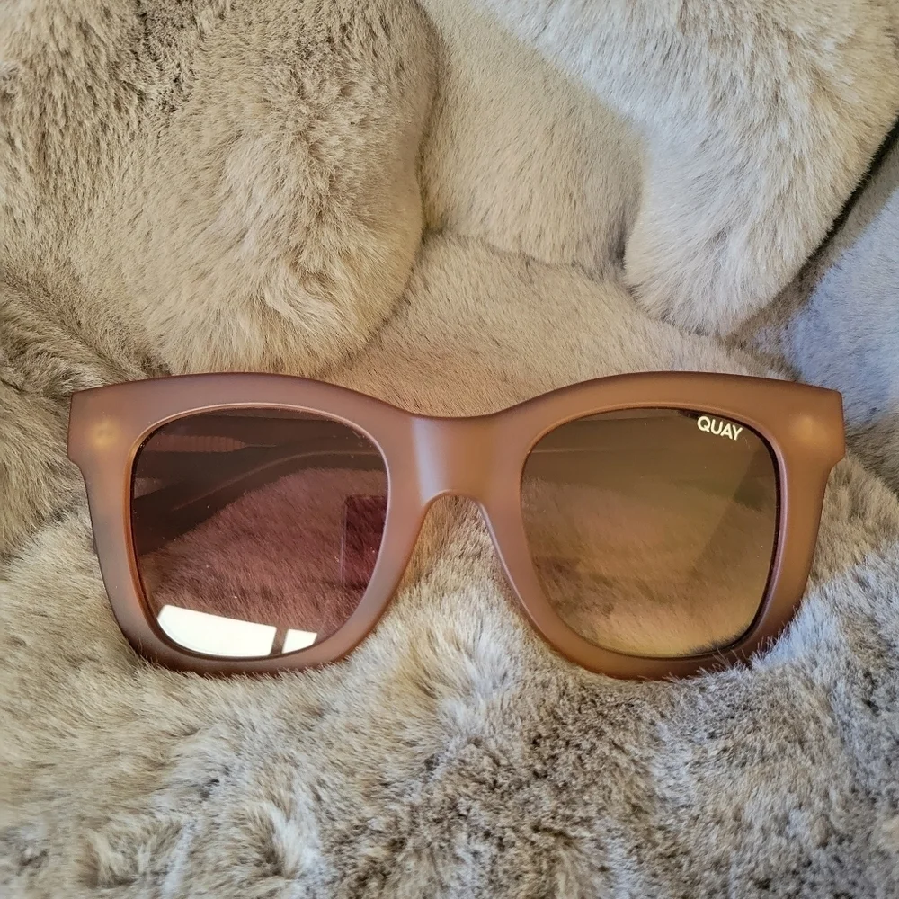 QUAY // ltd ed frosted toffee frame smokey gradient lens modern glam wayfarers